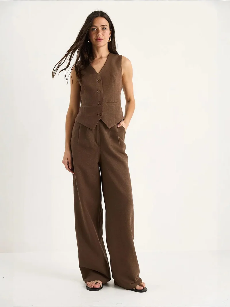 بيانكو لوتشي طقم قطعتين من لوكسي: بلوزة بدون أكمام بياقة على شكل حرف  وبنطلون واسع الساق