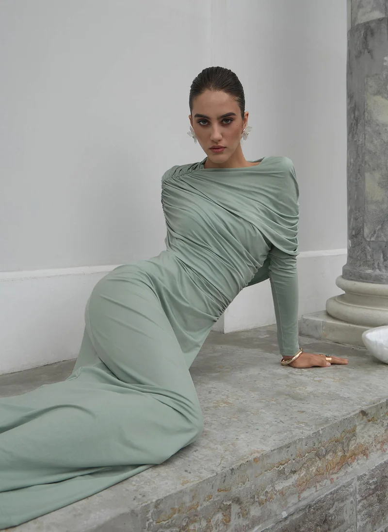 ليتشي فستان ماكسي محبوك مع طيّات وصدرية مطوية