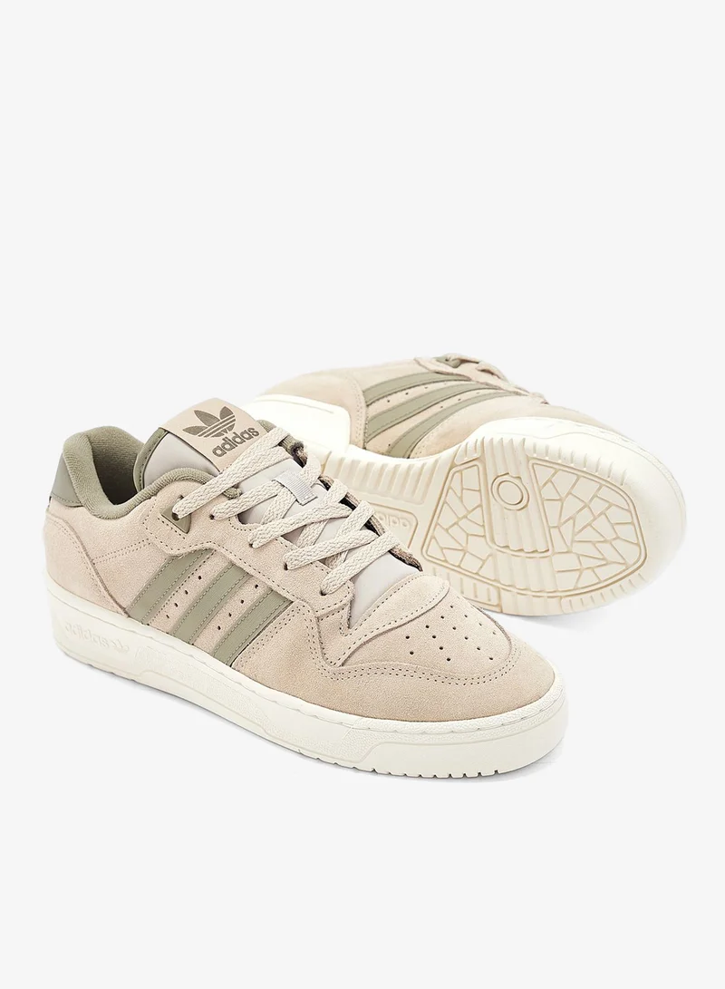 اديداس حذاء كاجوال