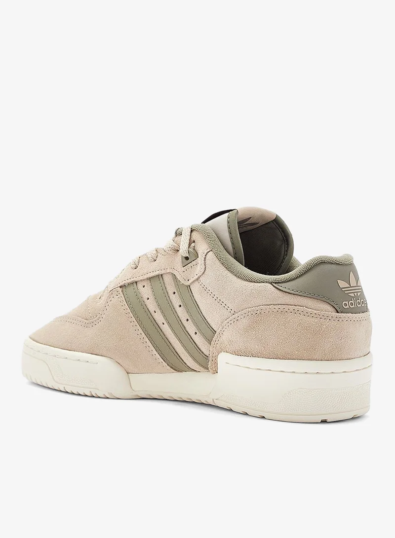 اديداس حذاء كاجوال