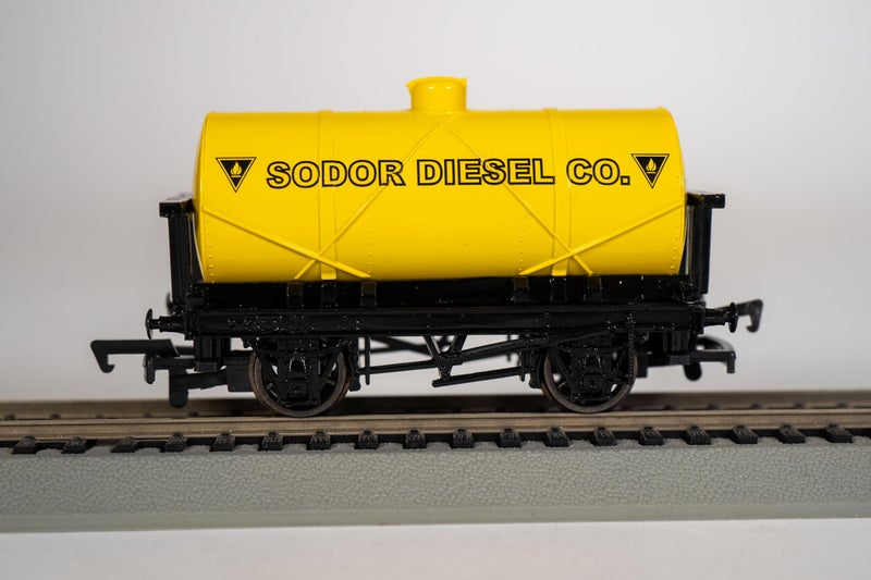 Bachmann Trains  THOMAS  FRIENDS SODOR DIESEL CO TANKER  HO Scale - Image 3