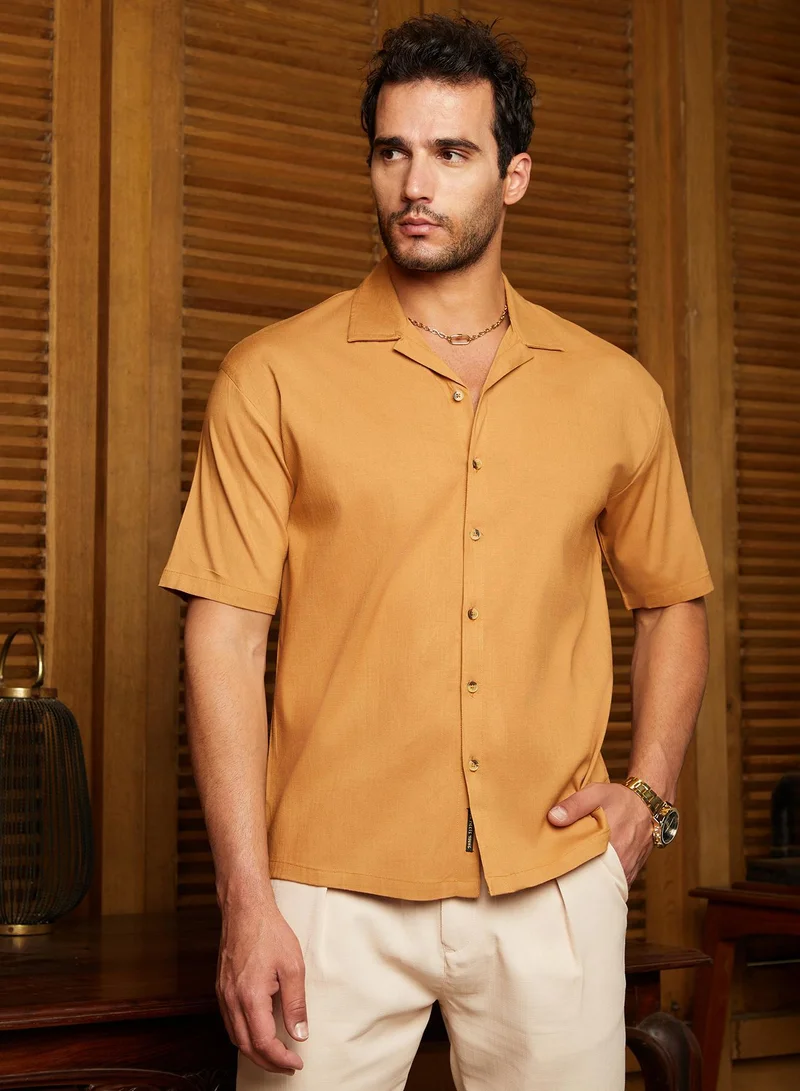 كامبوس سوترا قميص رجالي أصفر أوكر واسع بياقة كوبية وأكمام قصيرة مريحة للارتداء اليومي