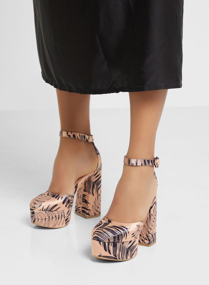 خزانة حذاء ساتان بطبعة نخيل بكعب منصة - Image 5