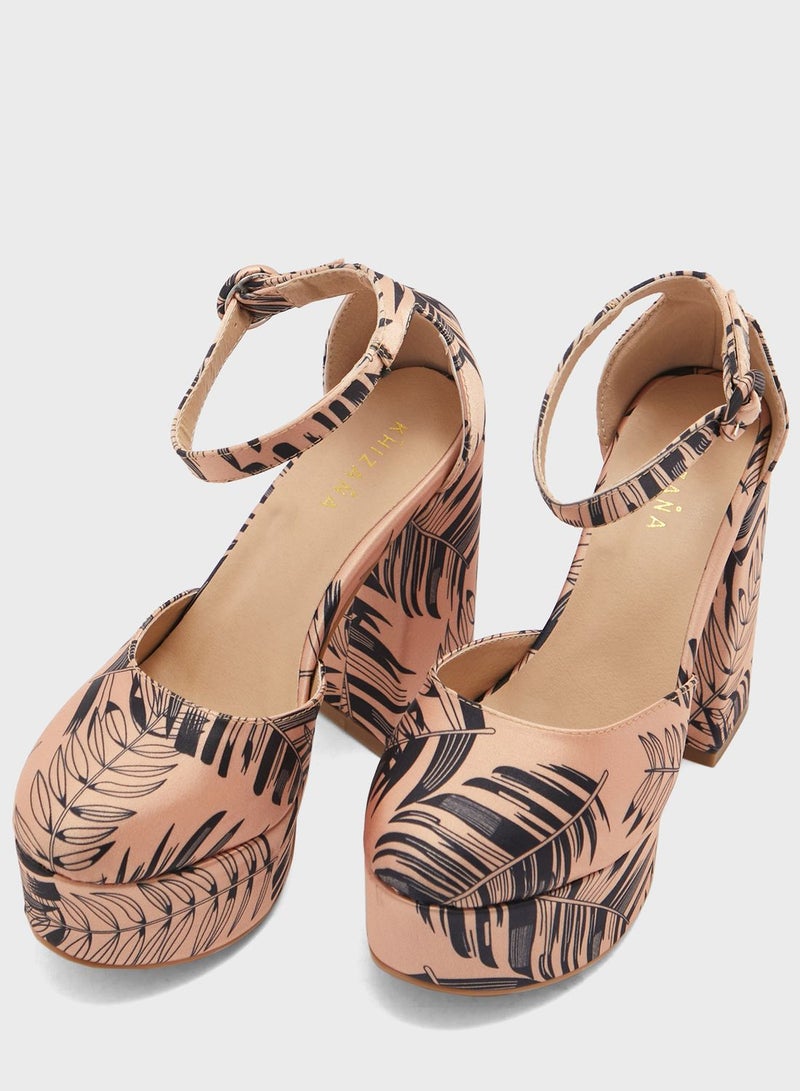 خزانة حذاء ساتان بطبعة نخيل بكعب منصة - Image 4