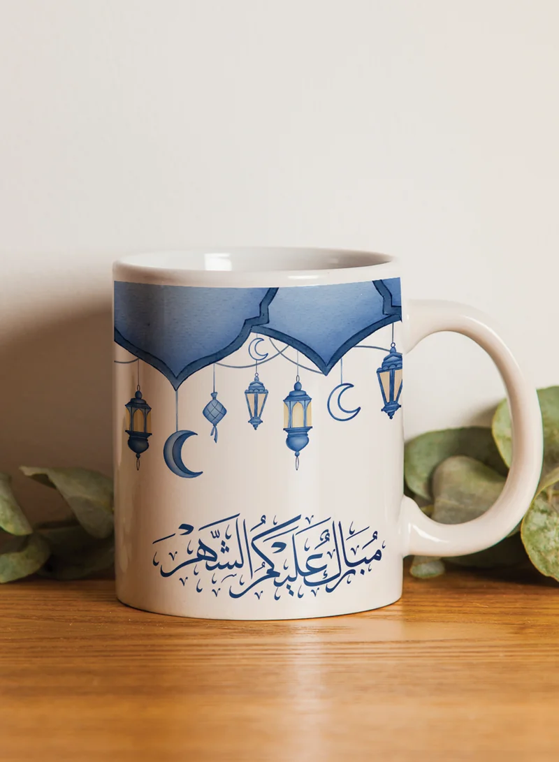 لوحة كوب ١١ أونصة من السيراميك بتصميم مبارك عليكم الشهر مع فوانيس وهلال رمضان