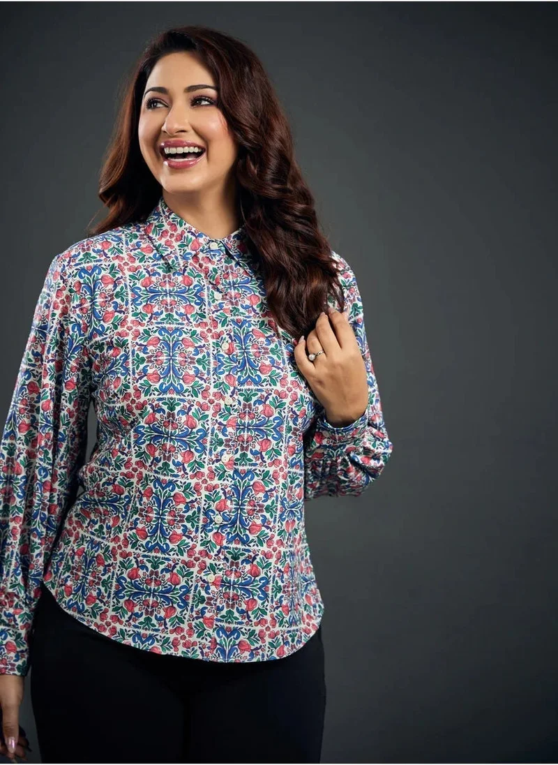 زجزاج قميص أزرق مطبوع بأكمام طويلة وبتفاصيل عند الكف