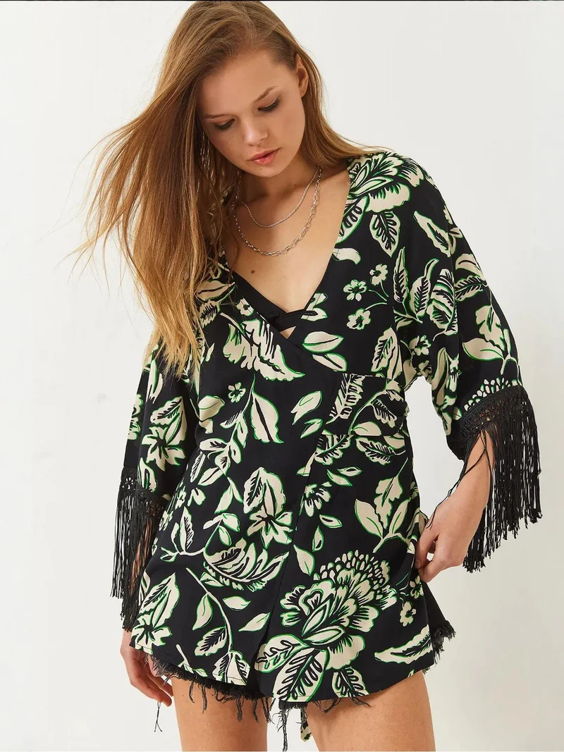Bianco Lucci LUCCI Short V-neck Flowering Kimono with Tassels