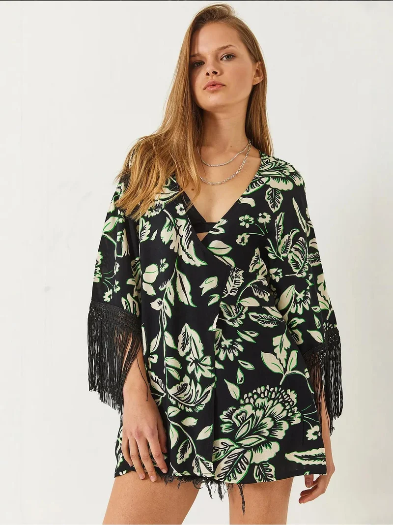 Bianco Lucci LUCCI Short V-neck Flowering Kimono with Tassels