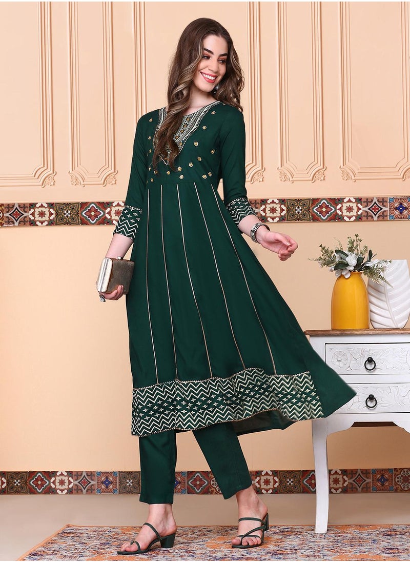 ISHIN A-Line Fit Printed Pattern Round Neck Three-Quarter Sleeves Bottle Green Colour Woven Cotton Kurta Set for Women with Semi Elastic Closure - Blending Tradition with Modern Style  - Image 3