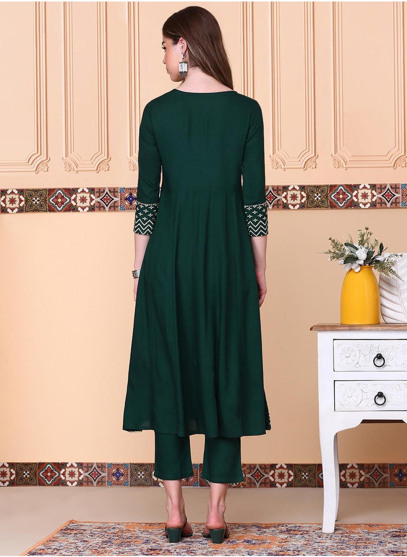 ISHIN A-Line Fit Printed Pattern Round Neck Three-Quarter Sleeves Bottle Green Colour Woven Cotton Kurta Set for Women with Semi Elastic Closure - Blending Tradition with Modern Style  - Image 2