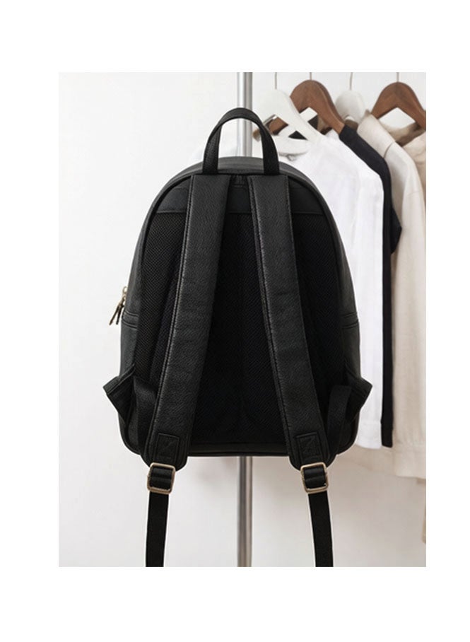 جس حقيبة الظهر الكلاسيكية GUESS 1981 – حقيبة ظهر أنيقة للنساء للذهاب إلى العمل، وحقيبة سفر غير رسمية، بنقشة باللونين الأسود والأبيض، متعددة الاستخدامات وخفيفة الوزن، مزودة بمقبض حمل وحزام كتف، حقيبة ثنائية الاستخدام – أسود/أبيض - Image 3