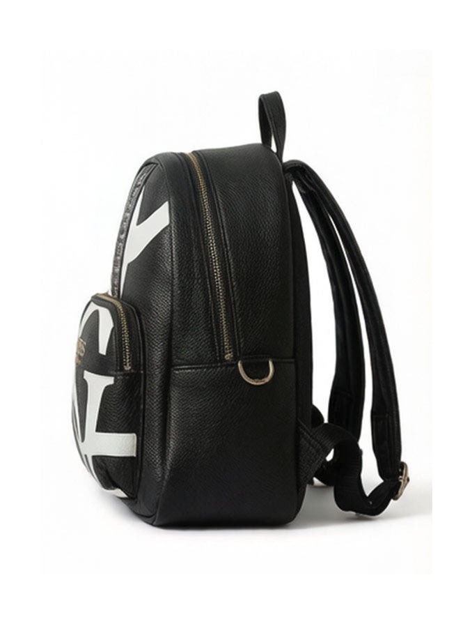 جس حقيبة الظهر الكلاسيكية GUESS 1981 – حقيبة ظهر أنيقة للنساء للذهاب إلى العمل، وحقيبة سفر غير رسمية، بنقشة باللونين الأسود والأبيض، متعددة الاستخدامات وخفيفة الوزن، مزودة بمقبض حمل وحزام كتف، حقيبة ثنائية الاستخدام – أسود/أبيض - Image 2