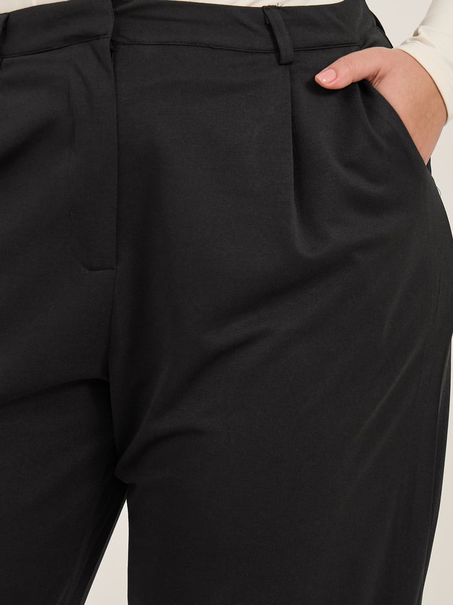 Styli Styli Plus Size Mid Rise Tapered Fit Trousers  - Image 3