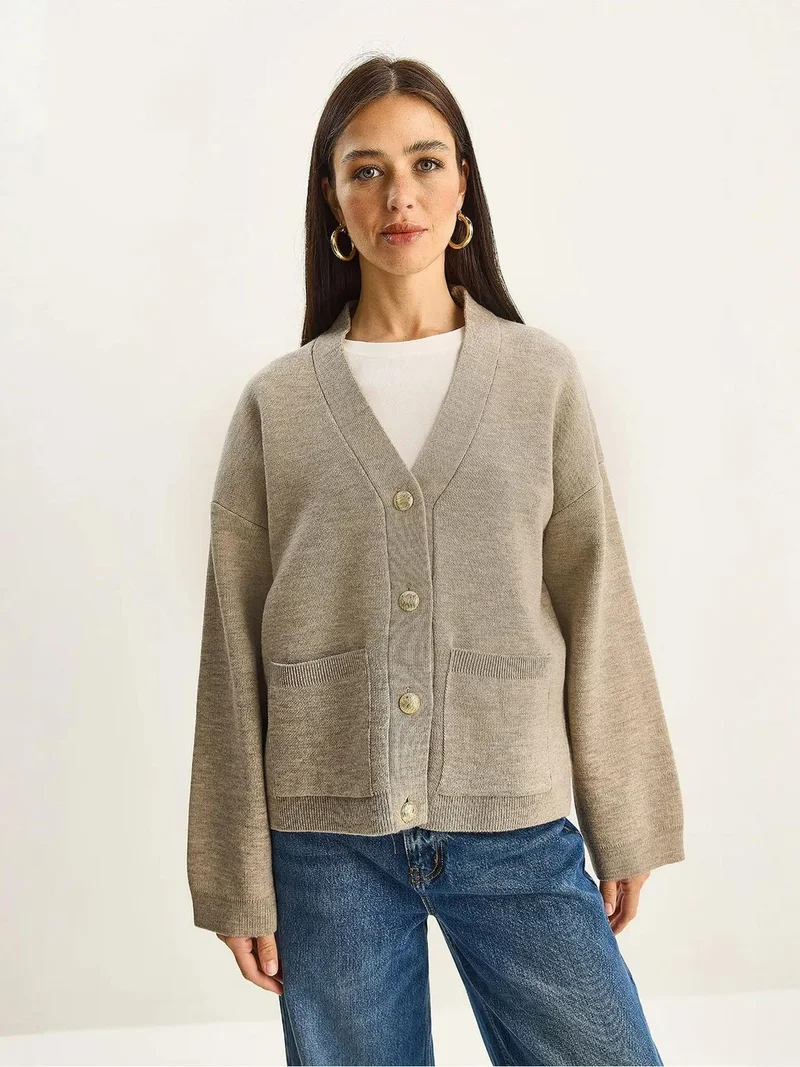 بيانكو لوتشي كارديجان برقبة على شكل حرف  وضلع سميك بأزرار من لوتشي