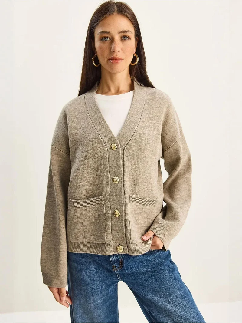 بيانكو لوتشي كارديجان برقبة على شكل حرف  وضلع سميك بأزرار من لوتشي