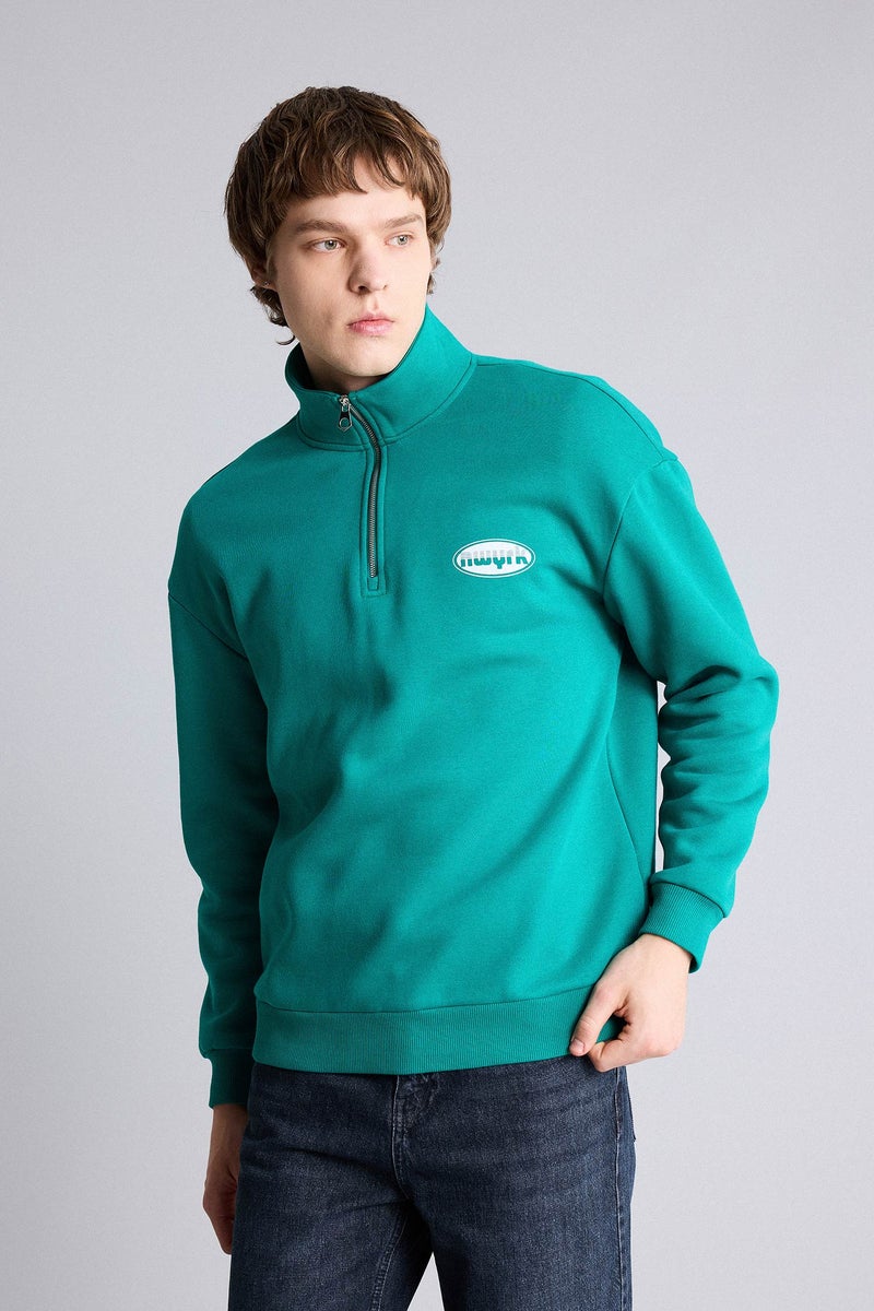 ديفاكتو سويت شيرت اوفر سايز مطبوع بياقة عالية بسحاب - Image 3