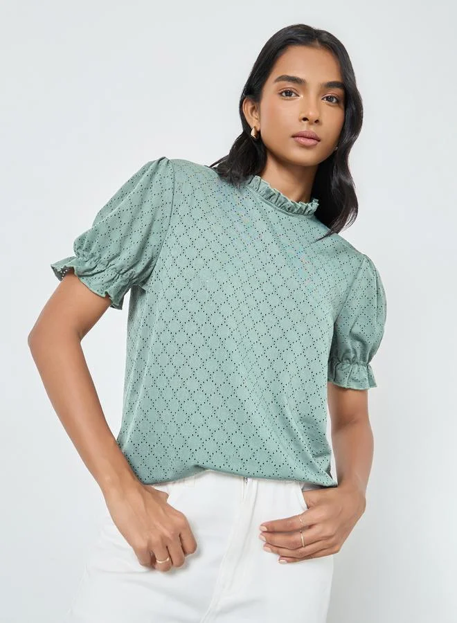 تايك تو بلوة بتفاصيل بارزة الملمس وأكمام منفوخة