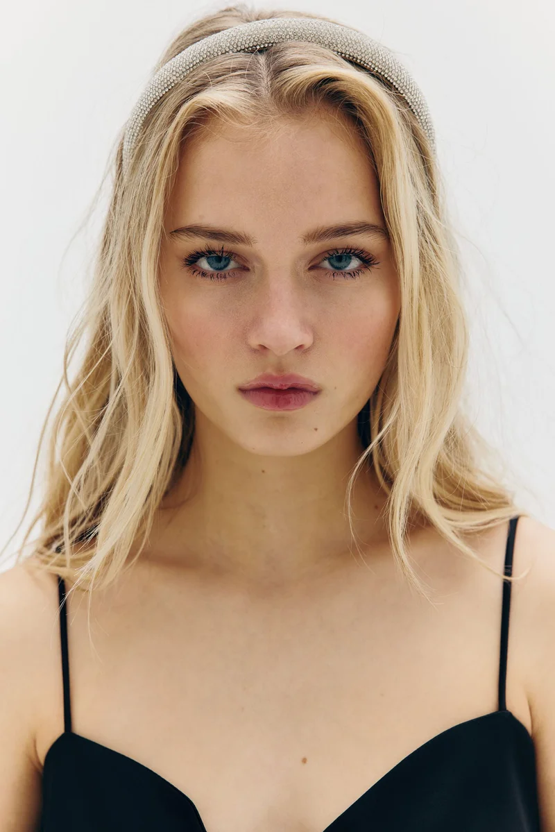 اتش اند ام فستان بحافة سفلية منفوخة مزيّن بكسرات