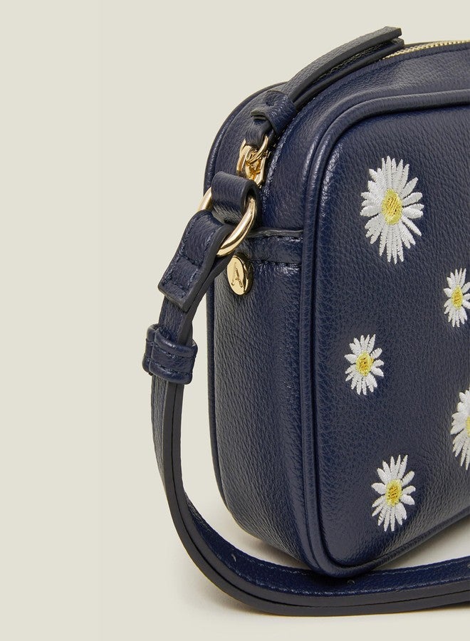 أكسيسورايز حقيبة كتف نسائية من الجلد الصناعي مزينة بزهرة الأقحوان باللون الأزرق الداكن من أكسسورايز لندن - Image 5