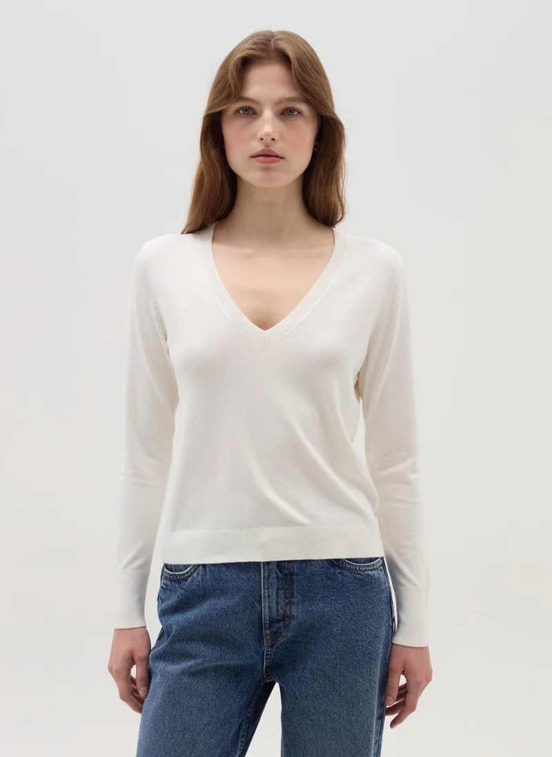 او في اس V-neck pullover