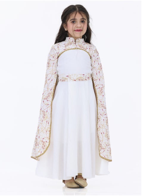 A Kuwaiti girl's galabiya with long sleeves made of Swai material. The jalabiya is characterized by elegant long sleeves, as it is embroidered with a tree on the chest, sleeves and an elegant belt.