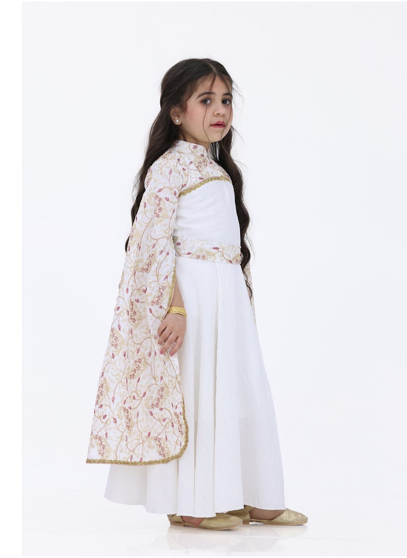 A Kuwaiti girl's galabiya with long sleeves made of Swai material. The jalabiya is characterized by elegant long sleeves, as it is embroidered with a tree on the chest, sleeves and an elegant belt.