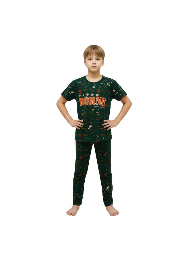 جوانا طقم بيجاما أولادي بطبعة "Borne" - قميص بأكمام قصيرة وبنطال طويل، أخضر داكن - Image 1