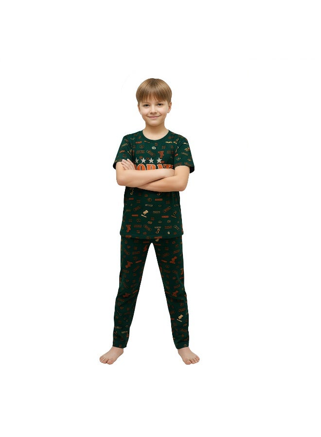جوانا طقم بيجاما أولادي بطبعة "Borne" - قميص بأكمام قصيرة وبنطال طويل، أخضر داكن - Image 2