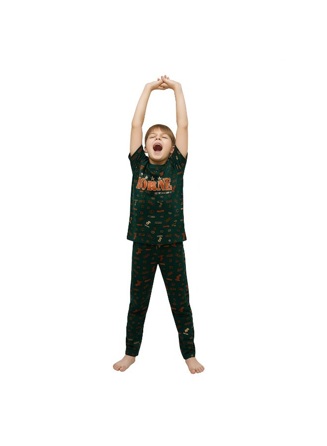 جوانا طقم بيجاما أولادي بطبعة "Borne" - قميص بأكمام قصيرة وبنطال طويل، أخضر داكن - Image 4