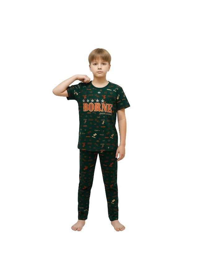 جوانا طقم بيجاما أولادي بطبعة "Borne" - قميص بأكمام قصيرة وبنطال طويل، أخضر داكن - Image 3