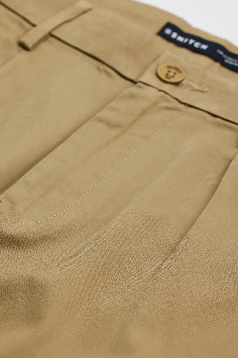 سنيتش بنطلون كاكي بقصة ضيقة وطيات