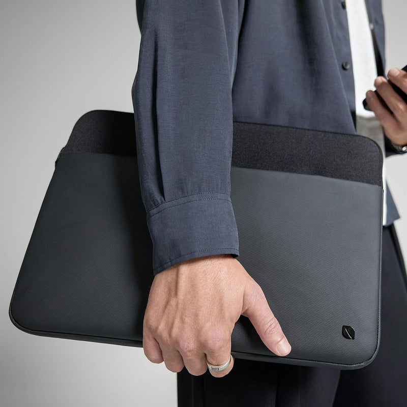 إنكيس غلاف Incase A.R.C. المصنوع من ReSpun 100% بوليستر معاد تدويره - لحواسيب MacBook/Laptop مقاس 13 بوصة و14 بوصة ولأجهزة iPad/Tablet - مع بطانة فراء صناعي مبطنة، وجيب خارجي بسحاب - أسود - Image 4