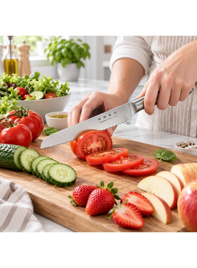 سميج سكين مطبخ متعددة الاستخدامات SMEG بشفرة مسننة 13 سم 5 إنش من فولاذ German Steel 1.4116 – سكين Utility Knife لتقطيع شرائح الطماطم والفواكه والخضروات والخبز الصغير والسندويتشات والمخبوزات والمكونات اليومية، تصميم ستانلس ستيل مدمج لتحضير الطعام والاستخدام اليومي في المطبخ - Image 3