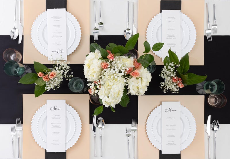 PLASTICPRO مجموعة من 32 قطعة أطباق عشاء بلاستيكية قابلة للتصرف أطباق حفلات فاخرة ثقيلة الوزن 7 بوصة و 10 بوصة، بيضاء مزخرفة - Image 3