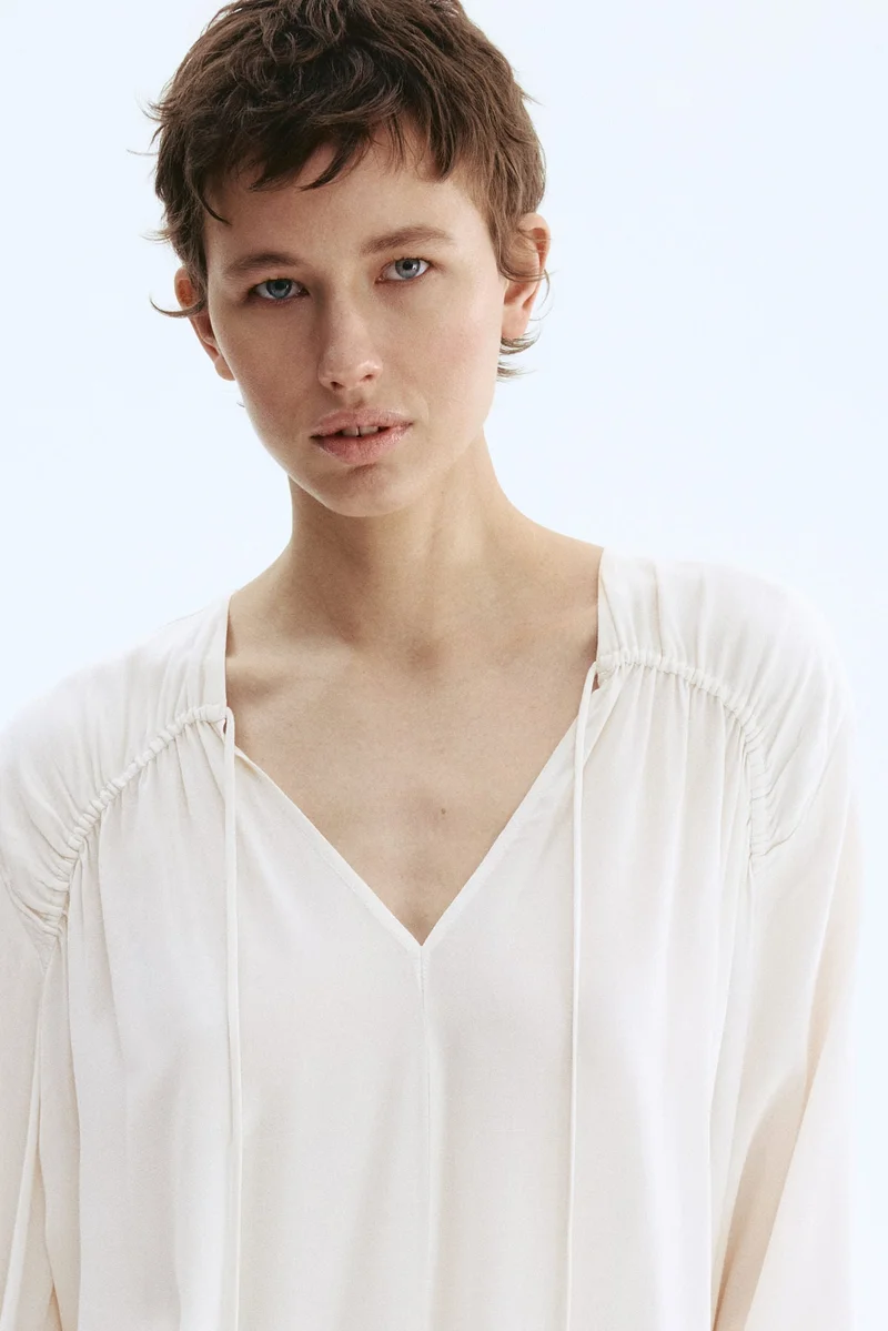 اتش اند ام بلوزة من الفيسكوز بقصّة واسعة