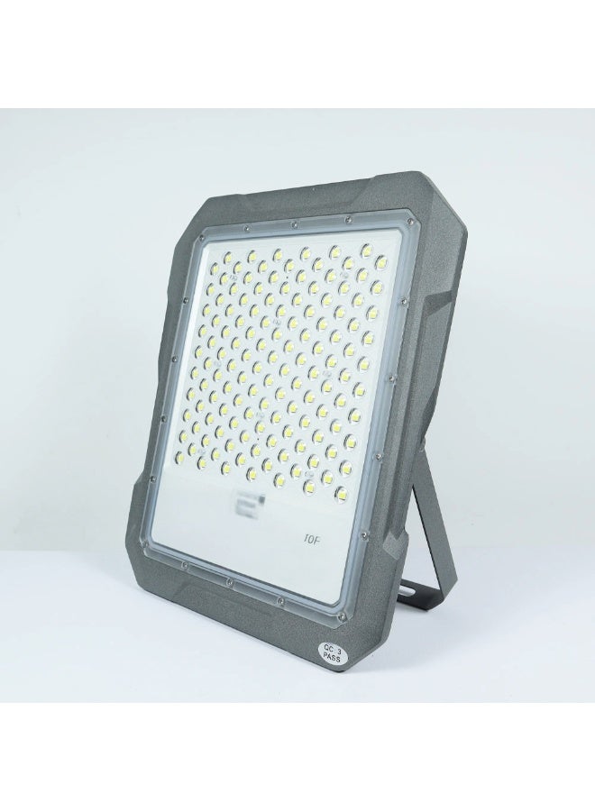 مصباح شارع شمسي LED عالي السطوع (2000 واط) مع بطارية 30000 مللي أمبير في الساعة | هيكل ألومنيوم مقاوم للماء بمعيار IP65 | تشغيل لمدة 12 ساعة (من الغسق حتى الفجر) | إضاءة بيضاء (8500 كلفن) | يتضمن لوحة شمسية وجهاز تحكم عن بُعد ومجموعة تثبيت - Image 2
