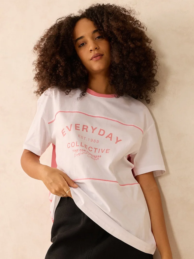 أوجيدر تيشيرت وردي واسع برسومات وتفاصيل مقصوصة وملصقة