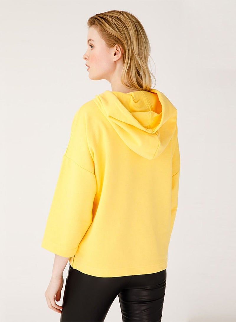 بيج ديزاين سويت شيرت نسائي بغطاء للرأس أصفر بأكمام طويلة - Image 5