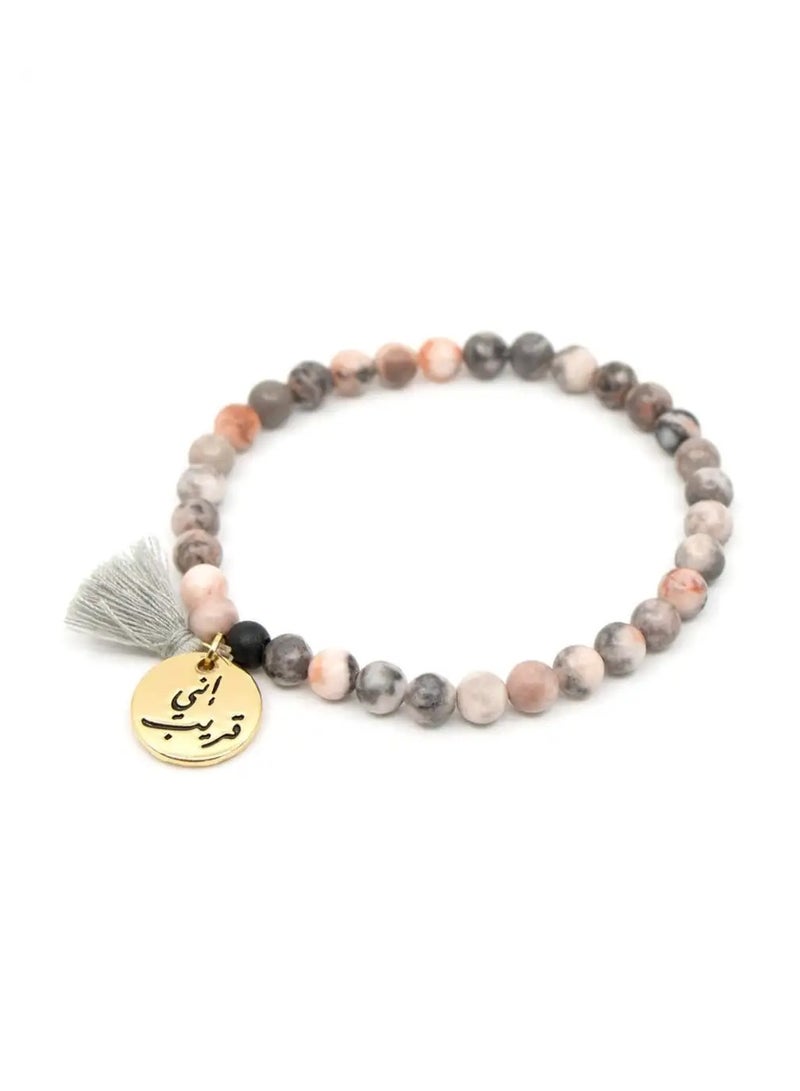 أم أم أيه من معدن الإنسان سبحة وسوار إني قريب المكونة من الأحجار الكريمة مع قلادة مطلية بالذهب عيار 18 قيراط - Image 1