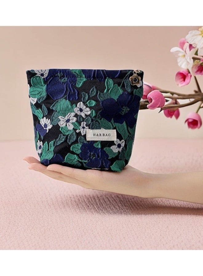 حقيبة مستحضرات تجميل مطبوعة بسحاب، تستخدم لتخزين مستحضرات التجميل ومنتجات العناية بالبشرة ولوازم الحمام وتخزين طلاء الأظافر وغيرها من مستلزمات التجميل، حقيبة سفر 17*14*3 سم - Image 1