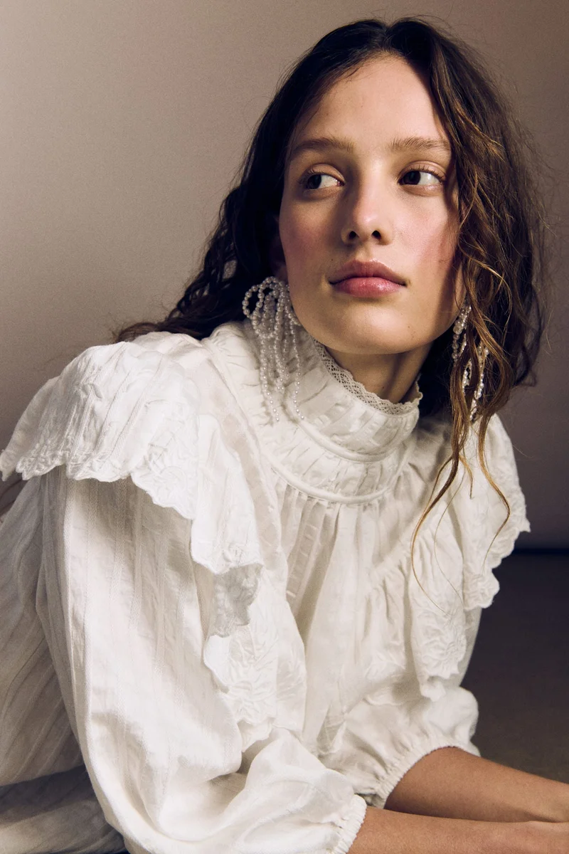 اتش اند ام بلوزة بحواف مكشكشه