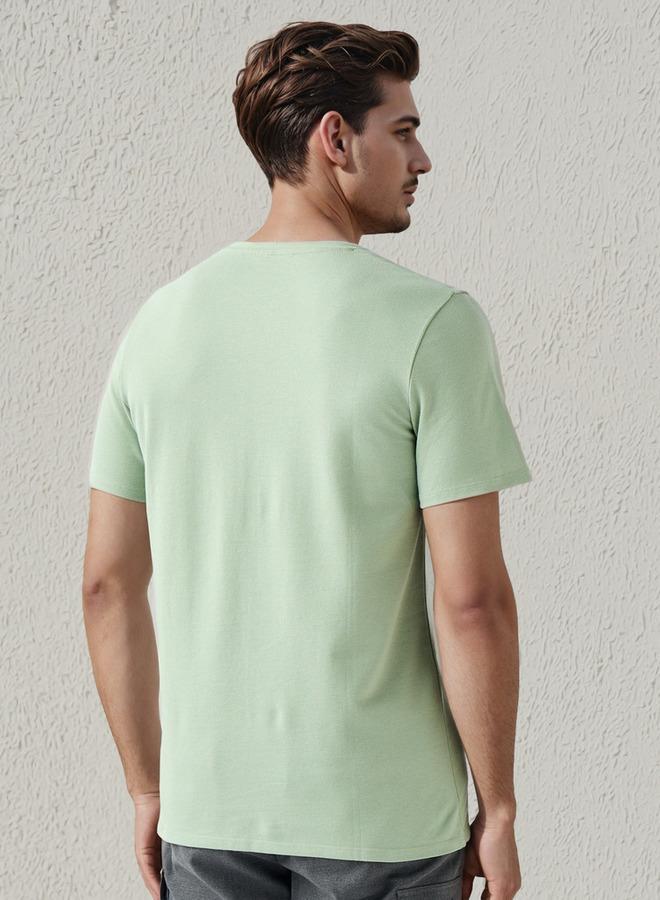 ايكونيك تيشيرت رجالي عصري بقصة ضيقة وياقة دائرية وأكمام قصيرة وطبعة - Image 3