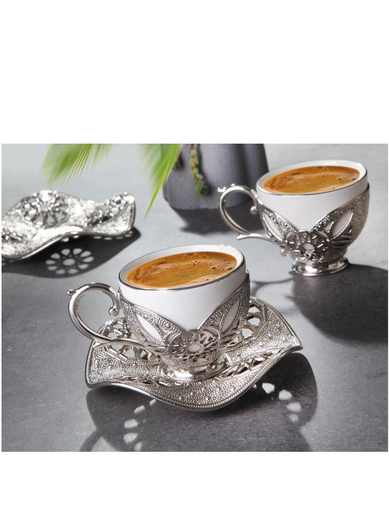 بوسيم طقم قهوة تركي أنيق مكون من 6 أكواب خزفية بيضاء مع حوامل، وأطباق ملتوية فضية من النحاس – مصنوع في تركيا - Image 2