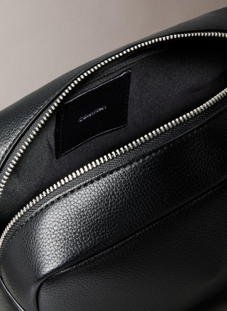 كالفن كلاين حقيبة أدوات الزينة بسحاب - Image 3