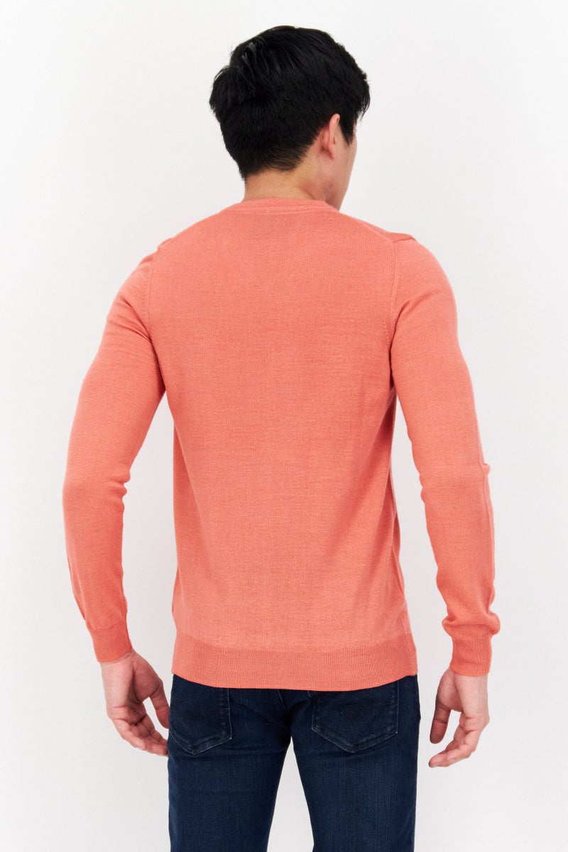 Lyle & Scott سويت شيرت رجالي بأكمام طويلة وياقة على شكل حرف V مع شعار مطرز، كورال - Image 3