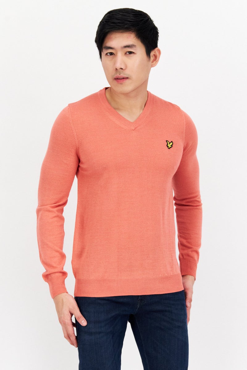 Lyle & Scott سويت شيرت رجالي بأكمام طويلة وياقة على شكل حرف V مع شعار مطرز، كورال - Image 1