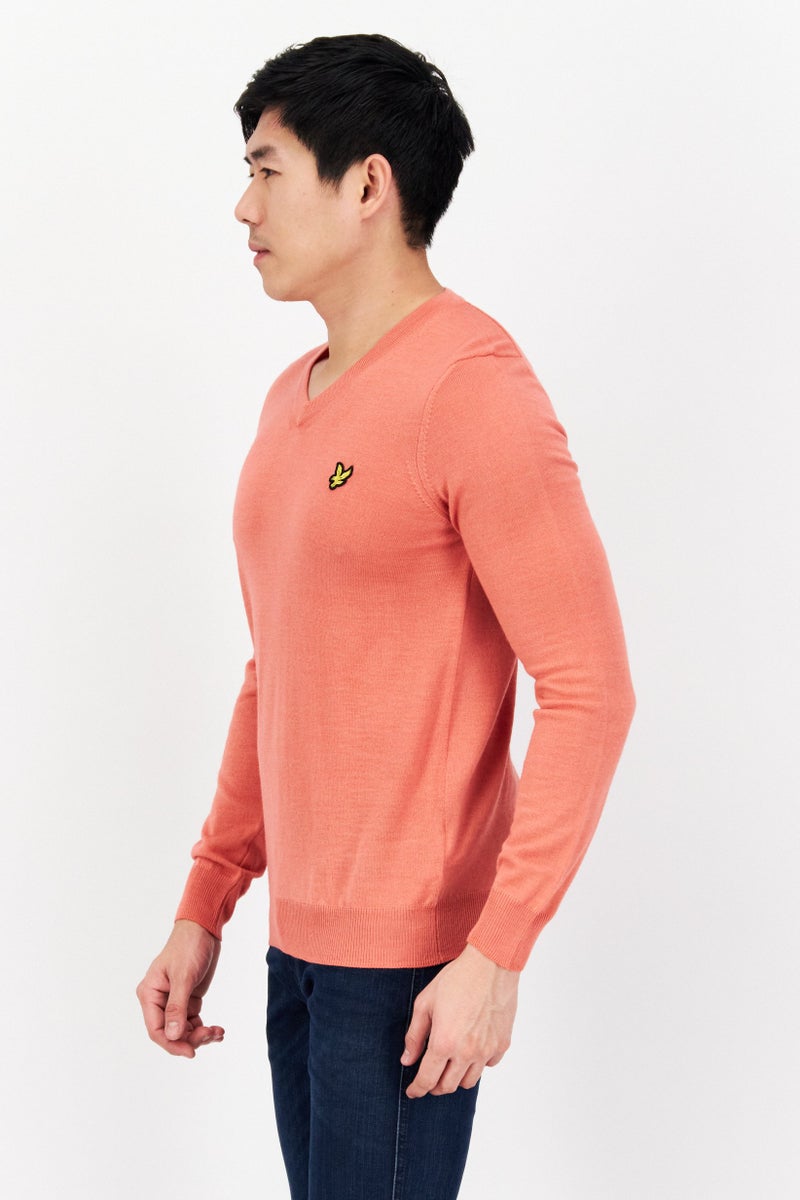 Lyle & Scott سويت شيرت رجالي بأكمام طويلة وياقة على شكل حرف V مع شعار مطرز، كورال - Image 4