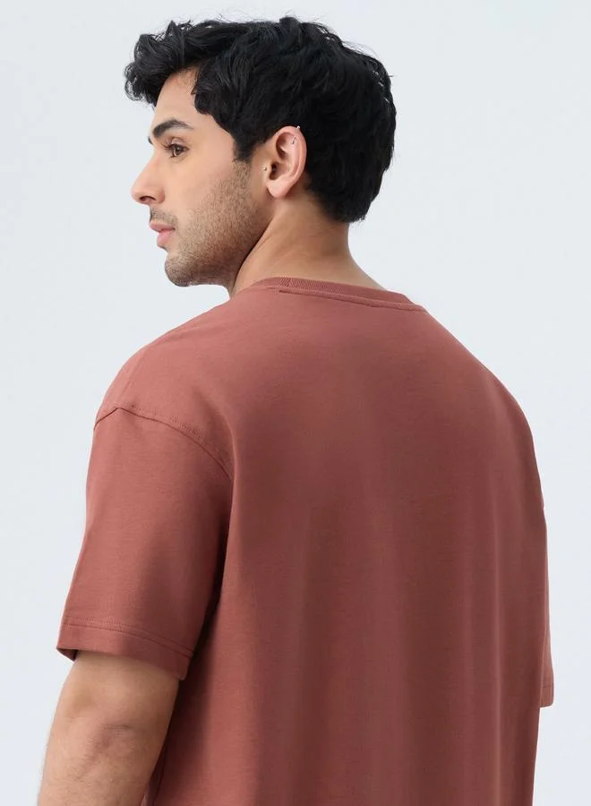 ذا سوليد ستور تيشيرت بقصة واسعة مع جيب مطبوع للرجال