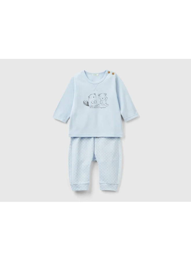 يونايتد كولورز أوف بينتيون Warm T-Shirt And Trousers Outfit