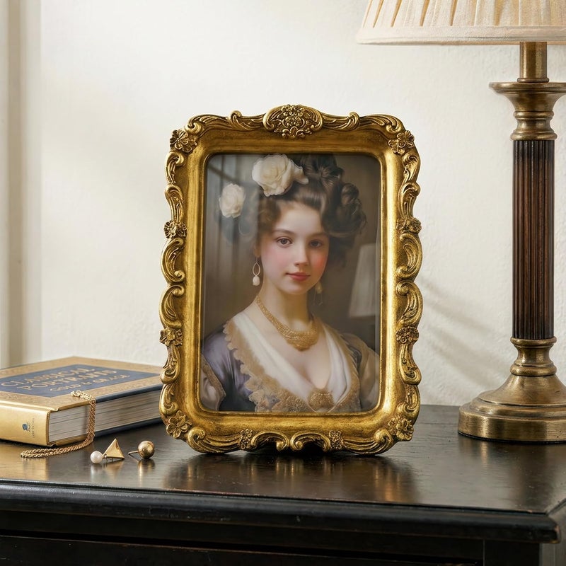 Cuspin إطار صور قديم الطراز مقاس 5x7، مزين بنقوش راتنج ذهبية ومصنوع يدويًا، بواجهة زجاجية، مناسب للعرض على المكتب أو لتزيين المنزل. - Image 3